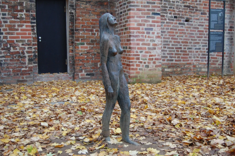 Die Maria-Magdalenen-Statue der Künstlerin Kiki Smith vor dem Burgkloster. Foto Lubowski